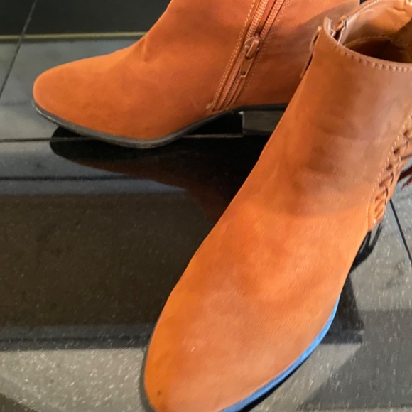 BAMBOO Shoes - Bamboo Womens Sadie-48S Ankle Booties Brown Cuban Heel Zip Up Fringe 5.5 New